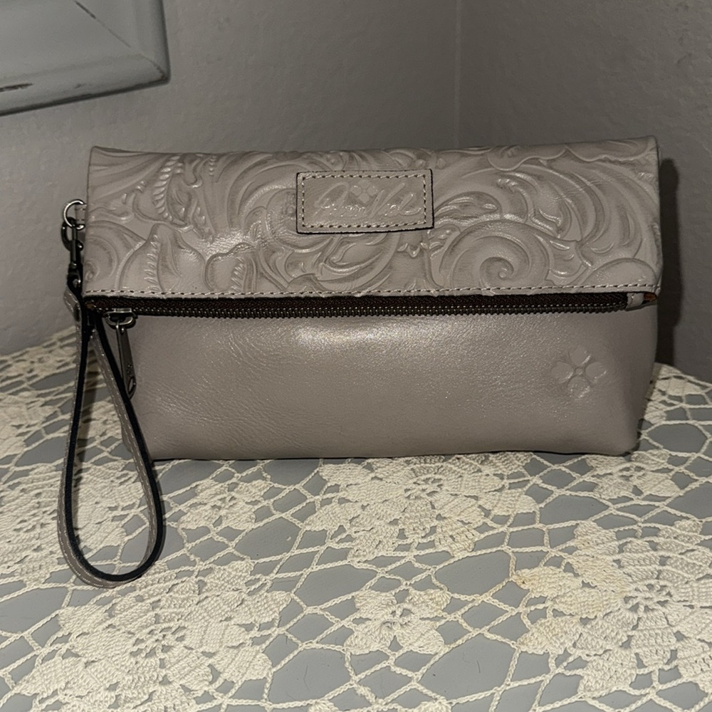 PATRICIA NASH VALERIE TOOLED LEATHER WRISTLET IN ELEPHANT GRAY